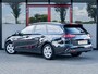 Kia Ceed Sportswagon 1.0 T-GDi MHEV DynamicPlusLine | Navigatie | Adaptieve Cruise Control | Camera | Stoelverwarming | Stuurwiel Verwarmd | Climate Control | Dode Hoek Detectie | Metallic Lak Pearl | Lichtmetalen Velgen |BTW Auto |