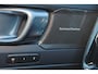 Volvo XC40 Recharge Twin Ultimate 78 kWh - Panorama/schuifdak - IntelliSafe Assist & Surround - Harman/Kardon audio - Verwarmde voorstoelen & stuur - Parkeersensoren voor & achter - Elektr. bedienb. voorstoelen met geheugen links - Warmtepomp - Extra getint glas - Elektr. inklapbare trekhaak - 19' LMV