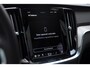 Volvo V60 T6 350PK Automaat Plug-in Hybrid AWD Plus Dark / Adaptive cruise control / Elektrische stoelen / Harman Kardon audio / Trekhaak / Pilot assist / BLIS / Stoel en stuur verwarming / Elektrische achterklep / Parkeersensoren met 360 camera / Google infotainment