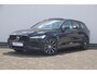 Volvo V60 T6 350PK Automaat Plug-in Hybrid AWD Plus Dark / Adaptive cruise control / Elektrische stoelen / Harman Kardon audio / Trekhaak / Pilot assist / BLIS / Stoel en stuur verwarming / Elektrische achterklep / Parkeersensoren met 360 camera / Google infotainment