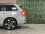 Volvo XC90 T8 AWD Recharge Ultimate Dark | Vol! | Luchtvering | Bowers & Wilkins | 360° Camera | Head-Up Display | Alcantara hemelbekleding | 455pk | Adaptieve Cruise Control | Stoelverwarming voor+achter | Stuurwielverwarming | 22 Inch | Full LED meesturende koplam .