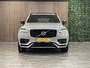 Volvo XC90 T8 AWD Recharge Ultimate Dark | Vol! | Luchtvering | Bowers & Wilkins | 360° Camera | Head-Up Display | Alcantara hemelbekleding | 455pk | Adaptieve Cruise Control | Stoelverwarming voor+achter | Stuurwielverwarming | 22 Inch | Full LED meesturende koplam .