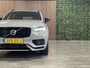 Volvo XC90 T8 AWD Recharge Ultimate Dark | Vol! | Luchtvering | Bowers & Wilkins | 360° Camera | Head-Up Display | Alcantara hemelbekleding | 455pk | Adaptieve Cruise Control | Stoelverwarming voor+achter | Stuurwielverwarming | 22 Inch | Full LED meesturende koplam .
