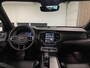 Volvo XC90 T8 AWD Recharge Ultimate Dark | Vol! | Luchtvering | Bowers & Wilkins | 360° Camera | Head-Up Display | Alcantara hemelbekleding | 455pk | Adaptieve Cruise Control | Stoelverwarming voor+achter | Stuurwielverwarming | 22 Inch | Full LED meesturende koplam .
