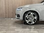 Volvo XC90 T8 AWD Recharge Ultimate Dark | Vol! | Luchtvering | Bowers & Wilkins | 360° Camera | Head-Up Display | Alcantara hemelbekleding | 455pk | Adaptieve Cruise Control | Stoelverwarming voor+achter | Stuurwielverwarming | 22 Inch | Full LED meesturende koplam .
