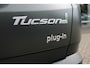 Hyundai Tucson 1.6 T-GDI PHEV 252PK 20TH ANNIVERSARY+SKY *NIEUW* | PANORAMISCH SCHUIF/KANTELDAK | STUUR / STOELVERWARMING | FULL LED KOPLAMPEN | HALF ALCANTARA / LEDER 20TH ANNIVERSARY DESIGN MET GROENE STIKSELS | NAVIGATIE | ADAPTIVE CRUISE CONTROL | DRAADLOOS APPLE CARPLAY / ANDROID AUTO | DRAADLOOS TELEFOONLADER | ELEKTRISCH BEDIENBARE ACHTERKLEP | DODEHOEK DETECTIE | 3 FASE CLIMATE CONTROL | KRELL PREMIUM AUDIO | 19"INCH 20TH ANNIVERSARY VELGEN | ZONWERING IN ACHTER PORTIEREN | PINE GREEN MATTE METALLIC LAK | DEURLIJSTEN MET LUXE AFWERKING | DAKRAILS ZWART |