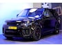 Land Rover Range Rover Sport 5.0 V8 SC SVR 423kW/575pk Aut8 Carbon Edition PANORAMADAK + CARBON IN-&EXTERIEUR + PERFORMANCE STOELEN + MERIDIAN AUDIO + ADAPT.CRUISE + EL.TREKHAAK + CAMERA + STOELVERWARMING&-KOELING + KEYLESS + PARKSENSOREN + 22" LM-VELGEN!!