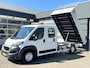 Peugeot Boxer 435 2.0 BlueHDI L3 DC Kipper Open laadbak Airco Cruise controle Trekhaak 3000kg trekgewicht 7-persoons Gereedschapskist Euro 6 P-up Kieper Pritshe
