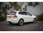 Volvo XC60 2.0 T6 Plug-in hybrid AWD Ultra Dark | Adaptieve Cruise Control | BLIS Dodehoek Detectie | 360 Graden camera | Trekhaak | Harman Kardon audio | Schuif-/kanteldak | All-Season banden