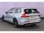 Volvo V60 2.0 T6 Plug-in hybrid AWD Plus Dark | Harman Kardon Audio | Trekhaak | Stoel- / Stuurverwarming Voor + Achter | 360 Camera | Adaptive Cruise | Long Range | Google | Carplay | Dodehoekdetectie