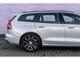 Volvo V60 2.0 T6 Plug-in hybrid AWD Plus Dark | Harman Kardon Audio | Trekhaak | Stoel- / Stuurverwarming Voor + Achter | 360 Camera | Adaptive Cruise | Long Range | Google | Carplay | Dodehoekdetectie
