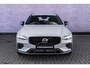 Volvo V60 2.0 T6 Plug-in hybrid AWD Plus Dark | Harman Kardon Audio | Trekhaak | Stoel- / Stuurverwarming Voor + Achter | 360 Camera | Adaptive Cruise | Long Range | Google | Carplay | Dodehoekdetectie