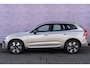 Volvo XC60 2.0 T6 Plug-in hybrid AWD Ultra Dark | Harman Kardon Audio | Trekhaak | Schuif- / Kanteldak | Stoel- / Stuurverwarming Voor + Achter | 360 Camera | Adaptive Cruise | Long Range | Google | Carplay | Dodehoekdetectie