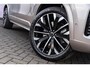 Volvo XC90 2.0 T8 Plug-in hybrid AWD Ultra Dark | Luchtvering | Massagestoelen | Stoelventilatie | Trekhaak | Bowers & Wilkins audio | Schuif-/Kanteldak |Stoelverwarming | 360 Camera | Head-up Display | Lederen Bekleding | 7-Zits | Google | Longe Range |
