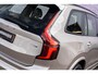 Volvo XC90 2.0 T8 Plug-in hybrid AWD Ultra Dark | Luchtvering | Massagestoelen | Stoelventilatie | Trekhaak | Bowers & Wilkins audio | Schuif-/Kanteldak |Stoelverwarming | 360 Camera | Head-up Display | Lederen Bekleding | 7-Zits | Google | Longe Range |