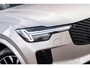 Volvo XC90 2.0 T8 Plug-in hybrid AWD Ultra Dark | Luchtvering | Massagestoelen | Stoelventilatie | Trekhaak | Bowers & Wilkins audio | Schuif-/Kanteldak |Stoelverwarming | 360 Camera | Head-up Display | Lederen Bekleding | 7-Zits | Google | Longe Range |