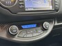 Toyota Yaris 1.5 Hybrid Premium Zeer Luxe, o.a. Panoramadak, Stoelverwarming, Inklapbare spiegels, Smart/Key, Navigatie etc. slechts 60000km! NL Auto
