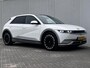 Hyundai Ioniq 5 Lounge AWD 73kWh 305pk / Fabrieksgarantie 06-2027 / Dealer onderhouden / Panoramadak / WLTP 451 km / Warmtepomp / CCS snelladen / 1.600 kg trekgewicht / Elektr. stoelen en klep / Stoelventilatie en verwarming / BOSE / HUD / Camera 360° /