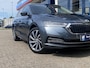 Skoda Octavia Combi 1.0 TSI Business Edition Plus / NL-Auto / Adaptieve Cruise-Control / Stoelverwarming / Trekhaak / Apple-Carplay & Android-Auto / Dodehoek-Detectie / Draadloze-Lader / Elektr.-Achterklep / Climate-Control / Keyless / LED / DAB Radio-Bluetooth / Navi / Armsteun V+A / PDC V+A / 18'' LMV /