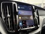 Volvo XC60 2.0 T6 Plug-in hybrid AWD Plus Dark | Adaptieve Cruise Control | Panoramadak | Stoel-/Stuur/Voorruitverwarming | 21" Velgen | Sportstoelen | Parkeercamera | Harman Kardon Audio |