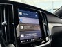 Volvo V60 2.0 T6 Plug-in hybrid AWD Plus Dark | Harman Kardon Audio | Trekhaak | Stoel- / Stuurverwarming Voor + Achter | 360 Camera | Adaptive Cruise | Long Range | Google | Carplay | Dodehoekdetectie