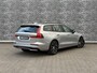 Volvo V60 2.0 T6 Plug-in hybrid AWD Plus Dark | Harman Kardon Audio | Trekhaak | Stoel- / Stuurverwarming Voor + Achter | 360 Camera | Adaptive Cruise | Long Range | Google | Carplay | Dodehoekdetectie