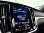 Volvo V60 2.0 T6 Plug-in hybrid AWD Plus Dark | Harman Kardon Audio | Trekhaak | Stoel- / Stuurverwarming Voor + Achter | 360 Camera | Adaptive Cruise | Long Range | Google | Carplay | Dodehoekdetectie