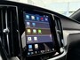 Volvo V60 2.0 T6 Plug-in hybrid AWD Plus Dark | Harman Kardon Audio | Trekhaak | Stoel- / Stuurverwarming Voor + Achter | 360 Camera | Adaptive Cruise | Long Range | Google | Carplay | Dodehoekdetectie