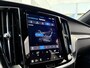 Volvo V60 2.0 T6 Plug-in hybrid AWD Plus Dark | Harman Kardon Audio | Trekhaak | Stoel- / Stuurverwarming Voor + Achter | 360 Camera | Adaptive Cruise | Long Range | Google | Carplay | Dodehoekdetectie