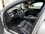 Volvo V60 2.0 T6 Plug-in hybrid AWD Plus Dark | Harman Kardon Audio | Trekhaak | Stoel- / Stuurverwarming Voor + Achter | 360 Camera | Adaptive Cruise | Long Range | Google | Carplay | Dodehoekdetectie