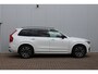 Volvo XC90 T8 Automaat AWD Ultra Dark | Panoramadak | Luchtvering | Semi elektrische trekhaak | Premium Audio by Bowers & Wilkins | Voorstoelen met verwarming, ventilatie en massagefunctie | Verwarmbaar stuurwiel | Verwarmbare achterbank | Rondom zichtcamera | 21 inch Lichtmetalen velgen