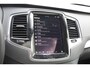 Volvo XC90 T8 Automaat AWD Ultra Dark | Panoramadak | Luchtvering | Semi elektrische trekhaak | Premium Audio by Bowers & Wilkins | Voorstoelen met verwarming, ventilatie en massagefunctie | Verwarmbaar stuurwiel | Verwarmbare achterbank | Rondom zichtcamera | 21 inch Lichtmetalen velgen