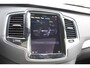 Volvo XC90 T8 Automaat AWD Ultra Dark | Panoramadak | Luchtvering | Semi elektrische trekhaak | Premium Audio by Bowers & Wilkins | Voorstoelen met verwarming, ventilatie en massagefunctie | Verwarmbaar stuurwiel | Verwarmbare achterbank | Rondom zichtcamera | 21 inch Lichtmetalen velgen