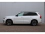 Volvo XC90 T8 Automaat AWD Ultra Dark | Panoramadak | Luchtvering | Semi elektrische trekhaak | Premium Audio by Bowers & Wilkins | Voorstoelen met verwarming, ventilatie en massagefunctie | Verwarmbaar stuurwiel | Verwarmbare achterbank | Rondom zichtcamera | 21 inch Lichtmetalen velgen