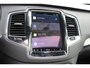 Volvo XC90 T8 Automaat AWD Ultra Dark | Panoramadak | Luchtvering | Semi elektrische trekhaak | Premium Audio by Bowers & Wilkins | Voorstoelen met verwarming, ventilatie en massagefunctie | Verwarmbaar stuurwiel | Verwarmbare achterbank | Rondom zichtcamera | 21 inch Lichtmetalen velgen