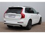 Volvo XC90 T8 Automaat AWD Ultra Dark | Panoramadak | Luchtvering | Semi elektrische trekhaak | Premium Audio by Bowers & Wilkins | Voorstoelen met verwarming, ventilatie en massagefunctie | Verwarmbaar stuurwiel | Verwarmbare achterbank | Rondom zichtcamera | 21 inch Lichtmetalen velgen