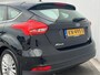 Ford Focus 1.0 Titanium / Navigatie full map / Cruise- en Climate Control / Parkeersensoren voor en achter / Keyless Start / Verwarmde Voorruit / Bluetooth / Radio / All Season Banden