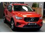 Volvo XC40 1.5 T5 Plug-in Hybrid 193kW/262pk DCT7 Plus Dark Facelift!! HARMAN/KARDON + NAPPA LEDER + CRUISE + 360 CAMERA + NAVI SENSUS + LANE ASSIST + EL.STOELEN + STOELVERWARMING V&A + STUURVERWARMING + KEYLESS ENTRY&GO + PARKSENSOREN V&A + 18” LM-VELGEN!!