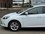 Ford Focus 1.0 Champions League Navi Nw APK Stoel VW Park.sensoren Airco LM velgen