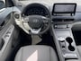 Hyundai Kona Electric EV Premium Sky 204 pk 64 kWh Automaat /SOH 96,7 %/ Dealer onderhouden / WLTP bereik 484 km / Warmtepomp / Stoelventilatie / Stuur-, stoel- & achterbankverwarming / Navigatie / Apple Carplay Android /