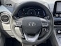 Hyundai Kona Electric EV Premium Sky 204 pk 64 kWh Automaat /SOH 96,7 %/ Dealer onderhouden / WLTP bereik 484 km / Warmtepomp / Stoelventilatie / Stuur-, stoel- & achterbankverwarming / Navigatie / Apple Carplay Android /