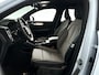 Volvo XC40 B4 Plus Dark Parkeercamera | Stoel- en Stuurverwarming | Harman Kardon | Trekhaak