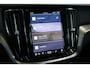 Volvo V60 2.0 T6 Plug-in hybrid AWD Ultra Dark | Trekhaak | Panoramadak | 360 camera | Adaptive cruise control | Harman Kardon audio | Stoel- en stuurwielverwarming | Getint glas | Actieve LED koplampen |