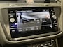Volkswagen Tiguan Allspace 1.5 TSI Highline Business R 150 PK | Automaat | R-Line Exterieur | Apple Carplay | Panoramadak | Trekhaak | Digital Cockpit Pro | Stoelverwarming | Half-Lederen Bekleding | Elektrische Achterklep | Dodehoeksensoren | Stoelverwarming | Stuurwielverwarming |