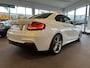 BMW 2-Serie Coupé 228i High Executive M-pakket/Compleet M-uitgevoerd/Parelmoer kleur/Sportstoelen alcantara/Parkeersensoren rondom/Keyless/Privacy glass/Navigatie/Cruise control/Climate control/Flippers/Stoel en spiegel verwarming/Zwarte hemel/18" M-velgen/Vol opties!