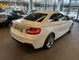 BMW 2-Serie Coupé 228i High Executive M-pakket/Compleet M-uitgevoerd/Parelmoer kleur/Sportstoelen alcantara/Parkeersensoren rondom/Keyless/Privacy glass/Navigatie/Cruise control/Climate control/Flippers/Stoel en spiegel verwarming/Zwarte hemel/18" M-velgen/Vol opties!