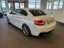 BMW 2-Serie Coupé 228i High Executive M-pakket/Compleet M-uitgevoerd/Parelmoer kleur/Sportstoelen alcantara/Parkeersensoren rondom/Keyless/Privacy glass/Navigatie/Cruise control/Climate control/Flippers/Stoel en spiegel verwarming/Zwarte hemel/18" M-velgen/Vol opties!