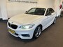 BMW 2-Serie Coupé 228i High Executive M-pakket/Compleet M-uitgevoerd/Parelmoer kleur/Sportstoelen alcantara/Parkeersensoren rondom/Keyless/Privacy glass/Navigatie/Cruise control/Climate control/Flippers/Stoel en spiegel verwarming/Zwarte hemel/18" M-velgen/Vol opties!