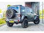 Jeep Wrangler Unlimited BRUTE Richmond BRUTE Richmond 4x e 380 Sahara |sky view|elek. treeplanken|vintage leather|performance seats|performance uitlaat|individual satin matt|performance pack|parkeercamera|22" lichtmetalen velgen|