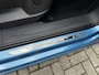 Volkswagen Caddy Maxi 1.5 TSI DSG 7p. MAXI PANO/TREKHAAK/VIRTUAL/LED/ACC/CAMERA/LEER-ALCANTARA SP.STOELEN/18"LMV/2XSCHUIFDEUR/KLEUR COSTA AZUL METALLIC/UNIEKE AUTO